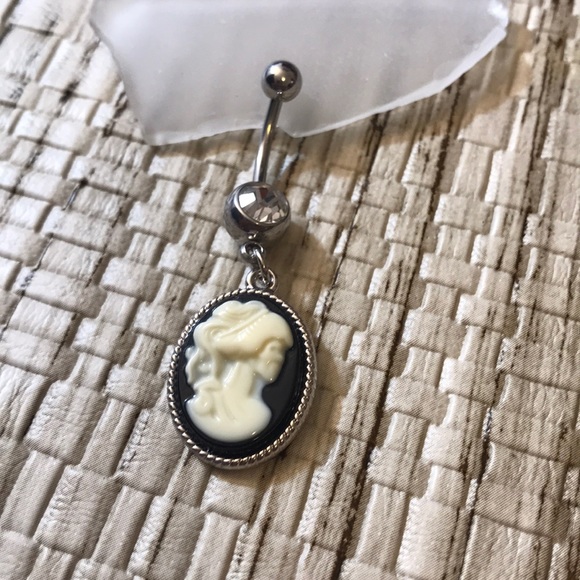 Jewelry - Cameo dangle belly button ring